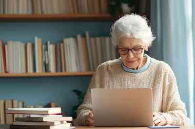 Ältere Frau vor Laptop