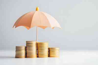 Schirm mit Münzen darunter