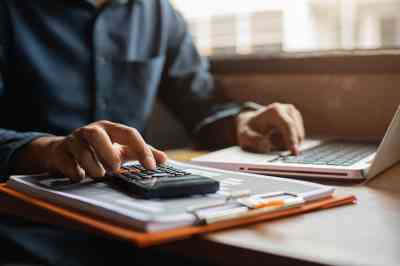 Person mit Taschenrechner